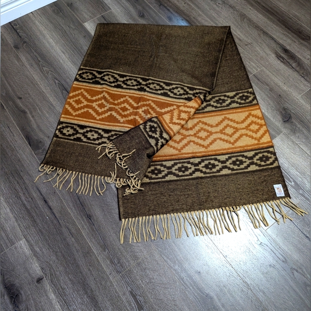 - Calamaco Argentina Alpaca wool scarf , Shaw or wrap. Aztec patter…